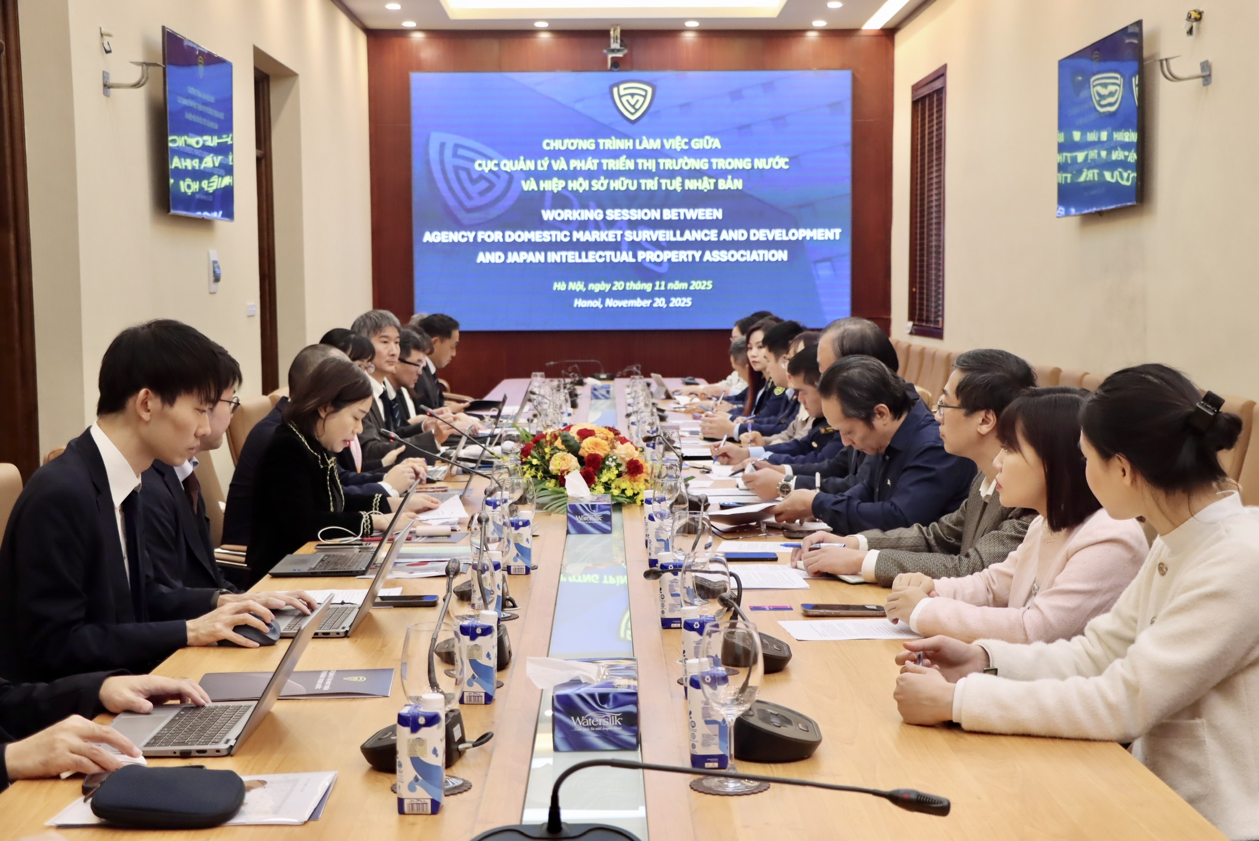 Cục trưởng Trần Hữu Linh làm việc với Đoàn Hiệp hội SHTT Nhật Bản về công tác chống hàng giả