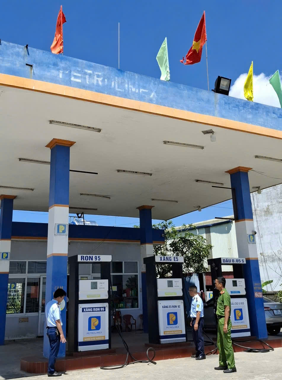 Vi phạm về biển hiệu, một doanh nghiệp xăng dầu bị xử phạt 15 triệu đồng